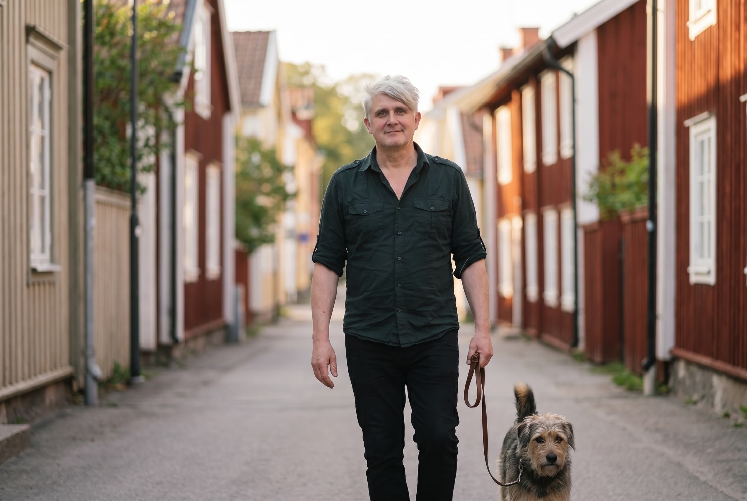 Föreningsmänniska på en lugn kvällspromenad med hunden.